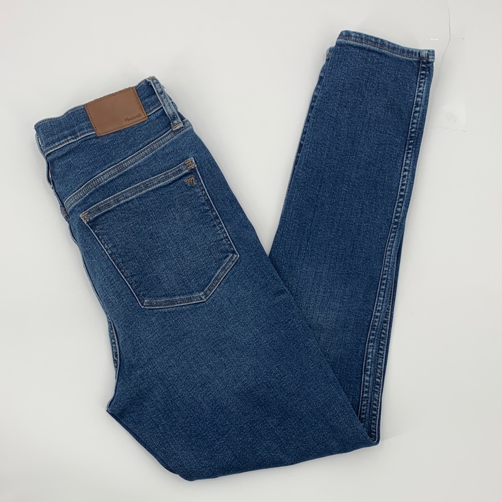 Madewell Women's Skinny Jeans in Dark Blue with Brown Patch